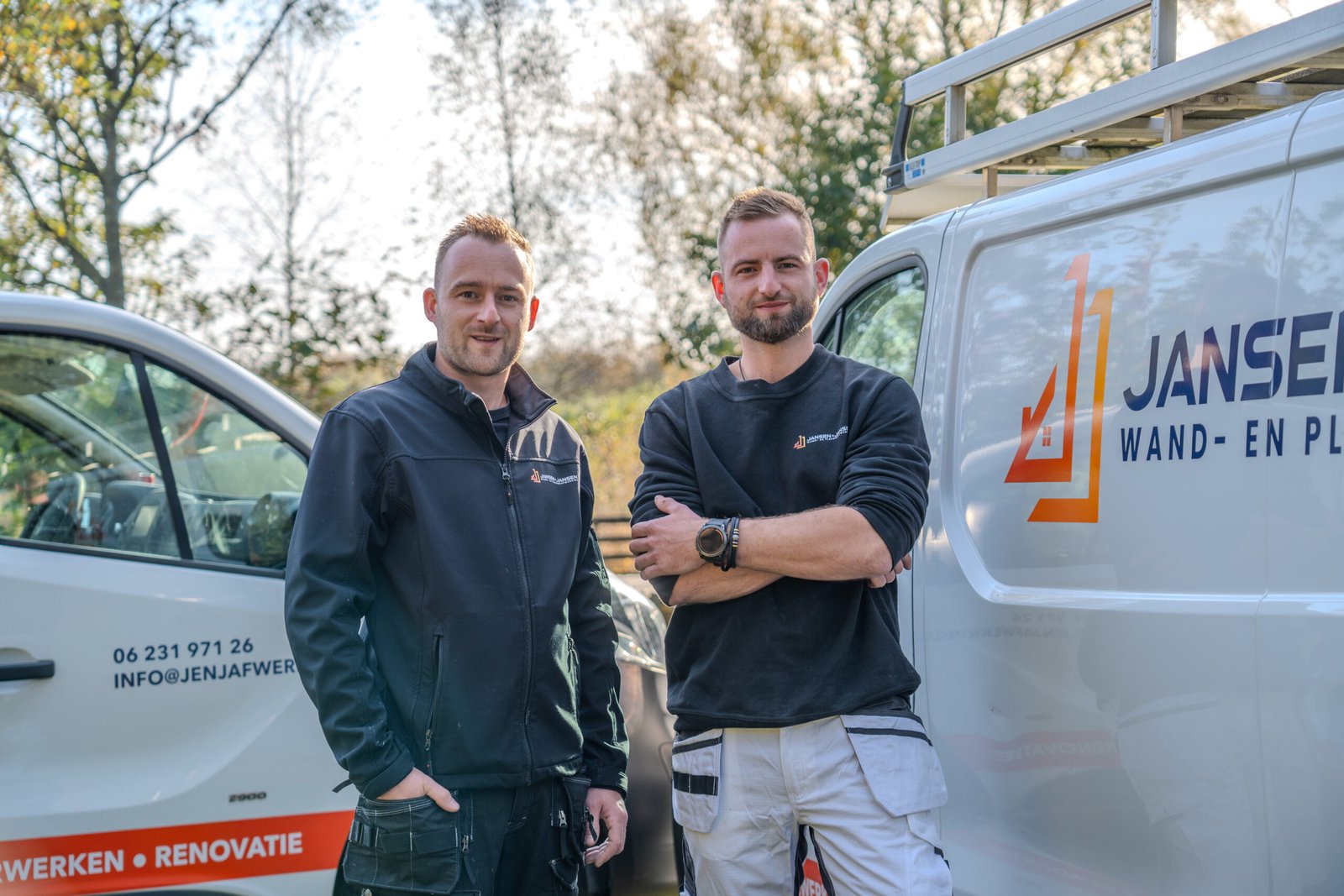 Mark Jansen en Frank Jansen voor hun werkbussen